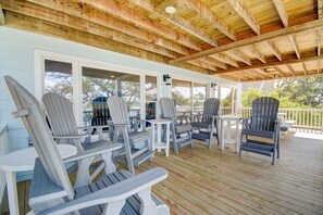 Terrace/patio - Southeast of Disorder: Spacious 4-bedroom home in Surf City with stunning sound views. (Surf City)