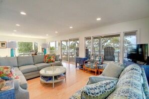 TV, books - Southeast of Disorder: Spacious 4-bedroom home in Surf City with stunning sound views. (Surf City)