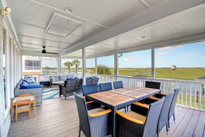 Outdoor dining - Explore Surf City from this spacious 6-bedroom, canal-front home, perfect for families. (Surf City)
