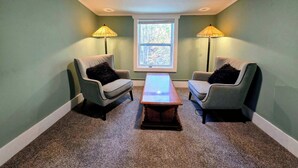 A room with two armchairs, a coffee table, and two floor lamps. - 3BR House with BBQ & Fire pit, Bryson City (Bryson City)