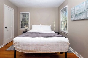 4 bedrooms, iron/ironing board, WiFi, bed sheets - Cozy 4BR Family Home Near Texas Tech Campus (Lubbock)