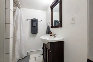 Shower, hair dryer, towels, soap - Cozy 4BR Family Home Near Texas Tech Campus (Lubbock)