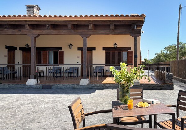 Outdoor dining - AT Casa El Lago - Apartment for 2 to 4 people in a unique setting (Guijo de Coria)
