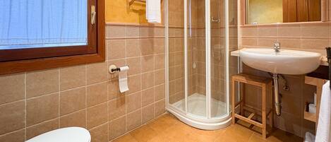 Shower, hair dryer, towels, toilet paper