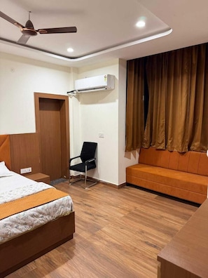 In-room safe, soundproofing, free WiFi, bed sheets - Hotel Grand Lucent (Mahaban)