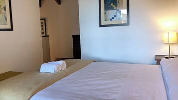 Basic Apartment | Bathroom | Towels