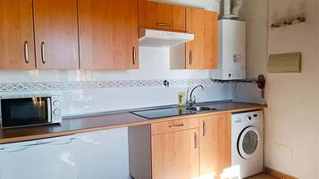 Fridge, microwave, stovetop, cookware/dishes/utensils