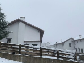 Vista frontal de la propiedad