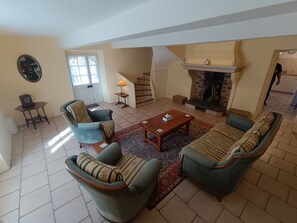Interior - Wine Domaine with 4 gites and large private pool, games barn & petanque court (Douzens)