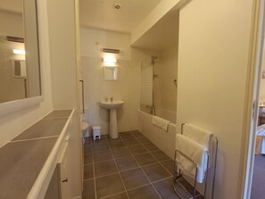 Een douche, een haardroger, handdoeken