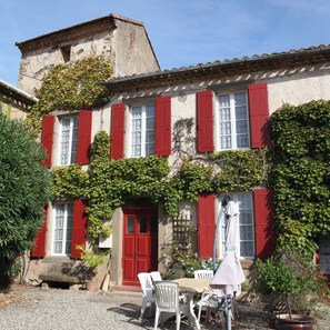 Outdoor dining - Wine Domaine with 4 gites and large private pool, games barn & petanque court (Douzens)