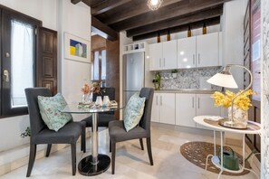 Fridge, microwave, oven, stovetop - Apartment 'Lovegranada Centro Ático Montalban' with Private Terrace, Wi-Fi and Air Conditioning (Granada)