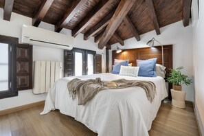Tabla de planchar con plancha, wifi y ropa de cama