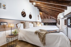 Iron/ironing board, WiFi, bed sheets - Apartment 'Lovegranada Centro Ático Montalban' with Private Terrace, Wi-Fi and Air Conditioning (Granada)