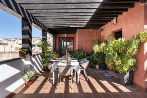 Outdoor dining - Apartment 'Lovegranada Centro Ático Montalban' with Private Terrace, Wi-Fi and Air Conditioning (Granada)