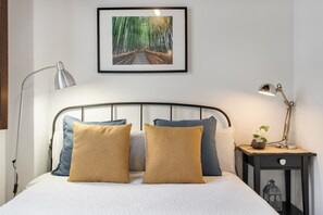 Tabla de planchar con plancha, wifi y ropa de cama