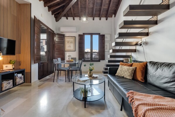 TV - Apartment 'Lovegranada Centro Ático Montalban' with Private Terrace, Wi-Fi and Air Conditioning (Granada)
