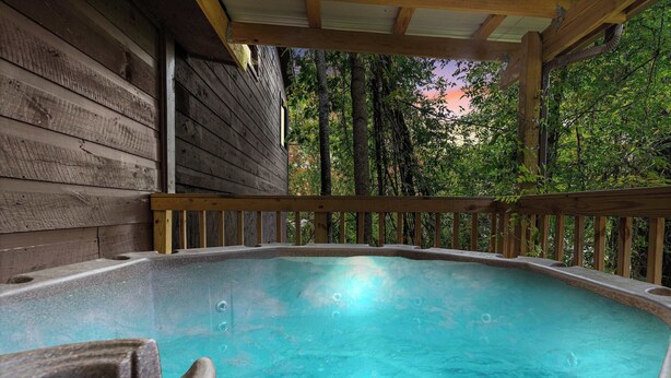 A hot tub with a wooden deck and a view of trees. - 10.3 Mi to Dollywood・Cozy Cabin Stay・Hot Tub・Games (Sevierville)