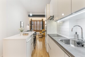 Een koelkast, een magnetron, een oven, een kookplaat