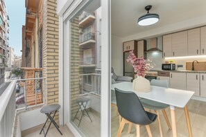 Dining - Apartment 'Apartamento Canasteros 12 Centro' with Balcony, Wi-Fi and Air Conditioning (Granada)