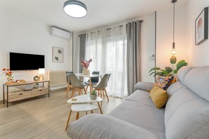 TV - Apartment 'Apartamento Canasteros 12 Centro' with Balcony, Wi-Fi and Air Conditioning (Granada)