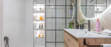 Shower, hair dryer, towels