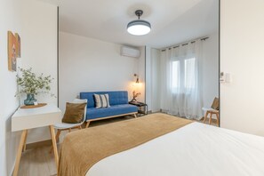 Tabla de planchar con plancha, wifi y ropa de cama 