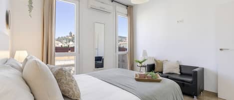 2 bedrooms, iron/ironing board, WiFi