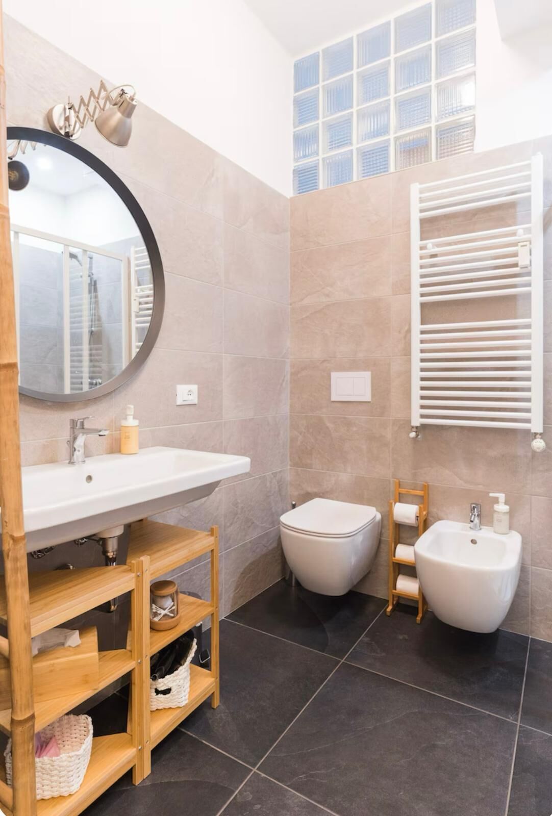 Douche, sèche-cheveux, bidet, serviettes fournies