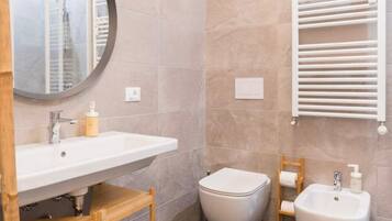 Doccia, asciugacapelli, bidet, asciugamani