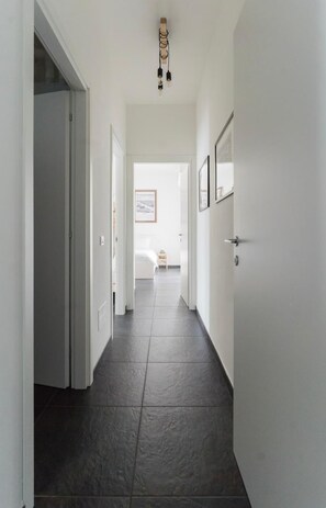 Interior - Modern, quality apartment 5 minutes from the Verona Fairgrounds (Verona)