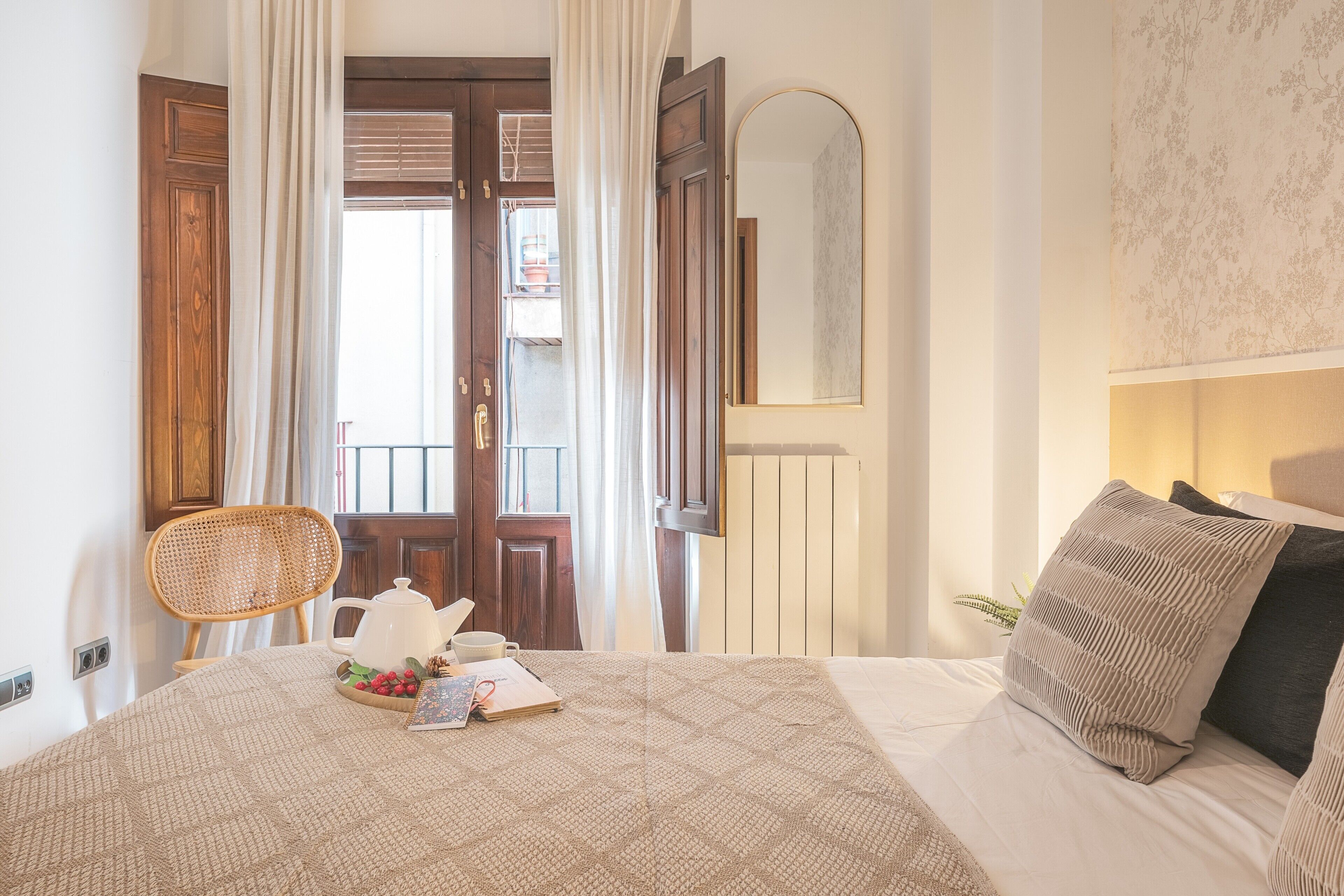 Tabla de planchar con plancha, wifi y ropa de cama 