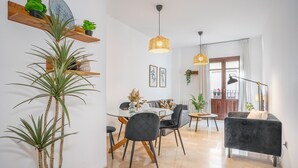 Ein zeitgemäßer Wohnbereich mit Essplatz, einer Couch und einem Couchtisch.
