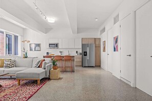 TV, offices - Mural Suite | Trendy in the heart of Santurce (San Juan)