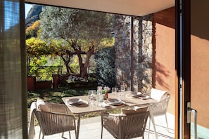 Leilighet, utsikt mot innsjø | Sengetøy av topp kvalitet, dundyner, strykejern/-brett og barnesenger