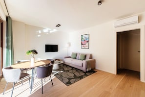 Leilighet, utsikt mot innsjø | Sengetøy av topp kvalitet, dundyner, strykejern/-brett og barnesenger