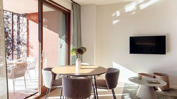 Apartment, Lake View | Peralatan tempat tidur premium, gebar bulu kapas