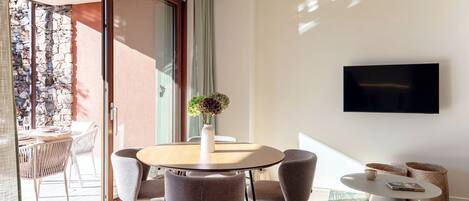 Apartment, Lake View | Premium bedding, down comforters, iron/ironing board, cribs/infant beds