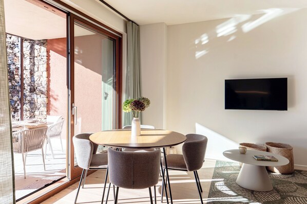 شقة - منظر للبحيرة | أغطية فراش متميزة وألحفة محشوة بالريش ومكواة/لوح كي وأسرّة أطفال/رضّع