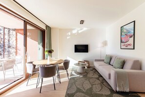 شقة - منظر للبحيرة | أغطية فراش متميزة وألحفة محشوة بالريش ومكواة/لوح كي وأسرّة أطفال/رضّع