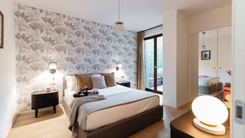 Apartment, Lake View | Premium bedding, down comforters, iron/ironing board, cribs/infant beds