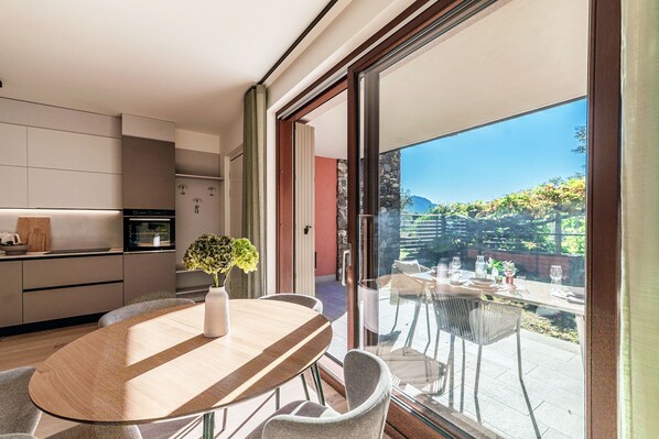 Appartamento, vista lago | Biancheria da letto di alta qualità, copriletto in piuma