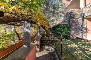 Premium bedding, down comforters, iron/ironing board, cribs/infant beds - Bel Fioeu (Menaggio)