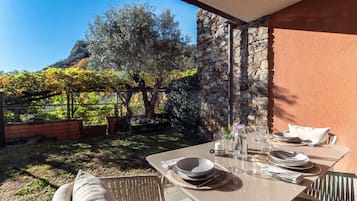 Apartment, Lake View | Premium bedding, down comforters, iron/ironing board, cribs/infant beds