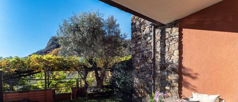 Apartamento, vista para o lago | Roupas de cama premium, edredons de pluma, ferros/tábuas de passar roupa