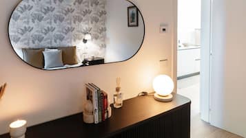 Apartment, Lake View | Premium bedding, down comforters, iron/ironing board, cribs/infant beds