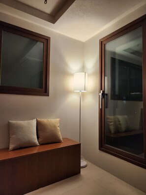 Interior - Cozy Café Vibes & Timeless Design — Your Tranquil Seoul Hideaway Awaits (Seoul, , Yongsan-gu)