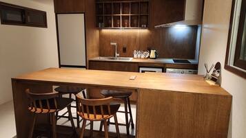 Kühlschrank, Ofen, Wasserkocher, Kochgeschirr/Geschirr/Besteck