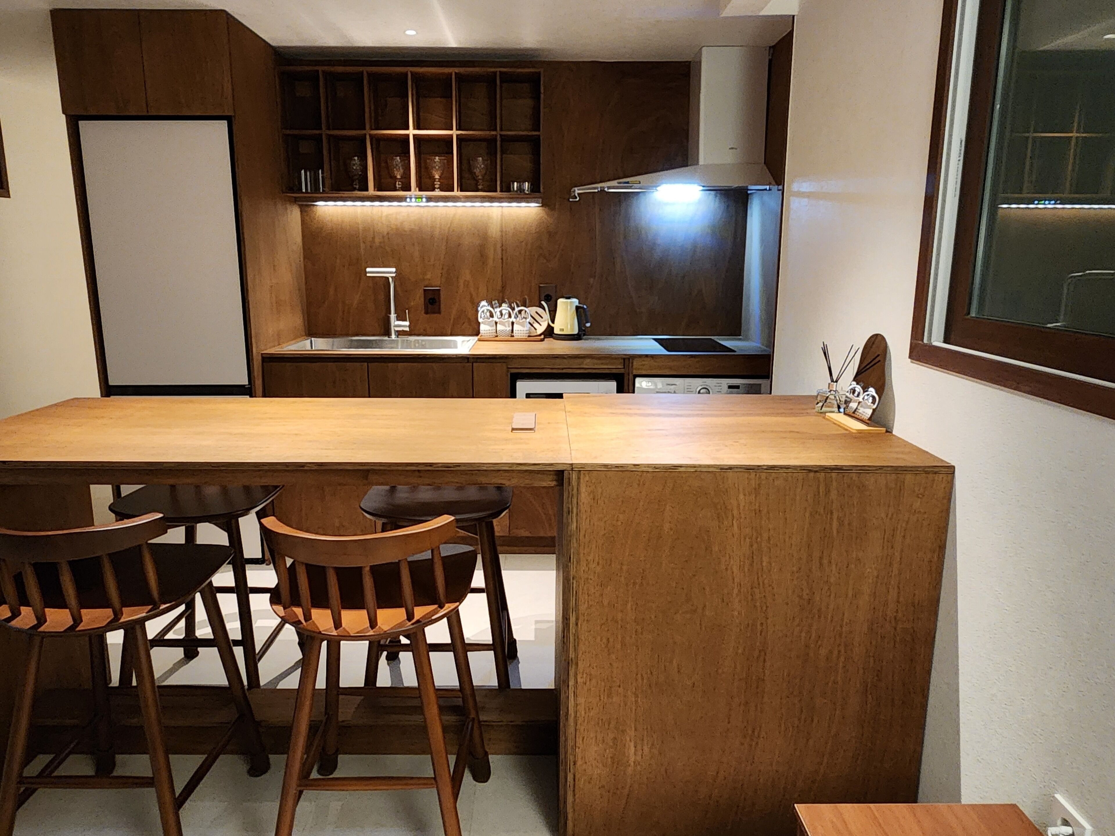 Fridge, oven, electric kettle, cookware/dishes/utensils