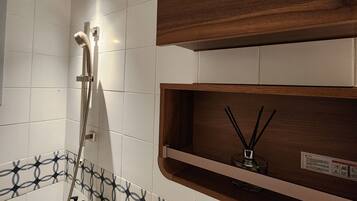 Shower, hair dryer, bidet, towels